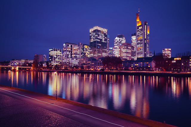 Frankfurt Main zur blauen Stunde