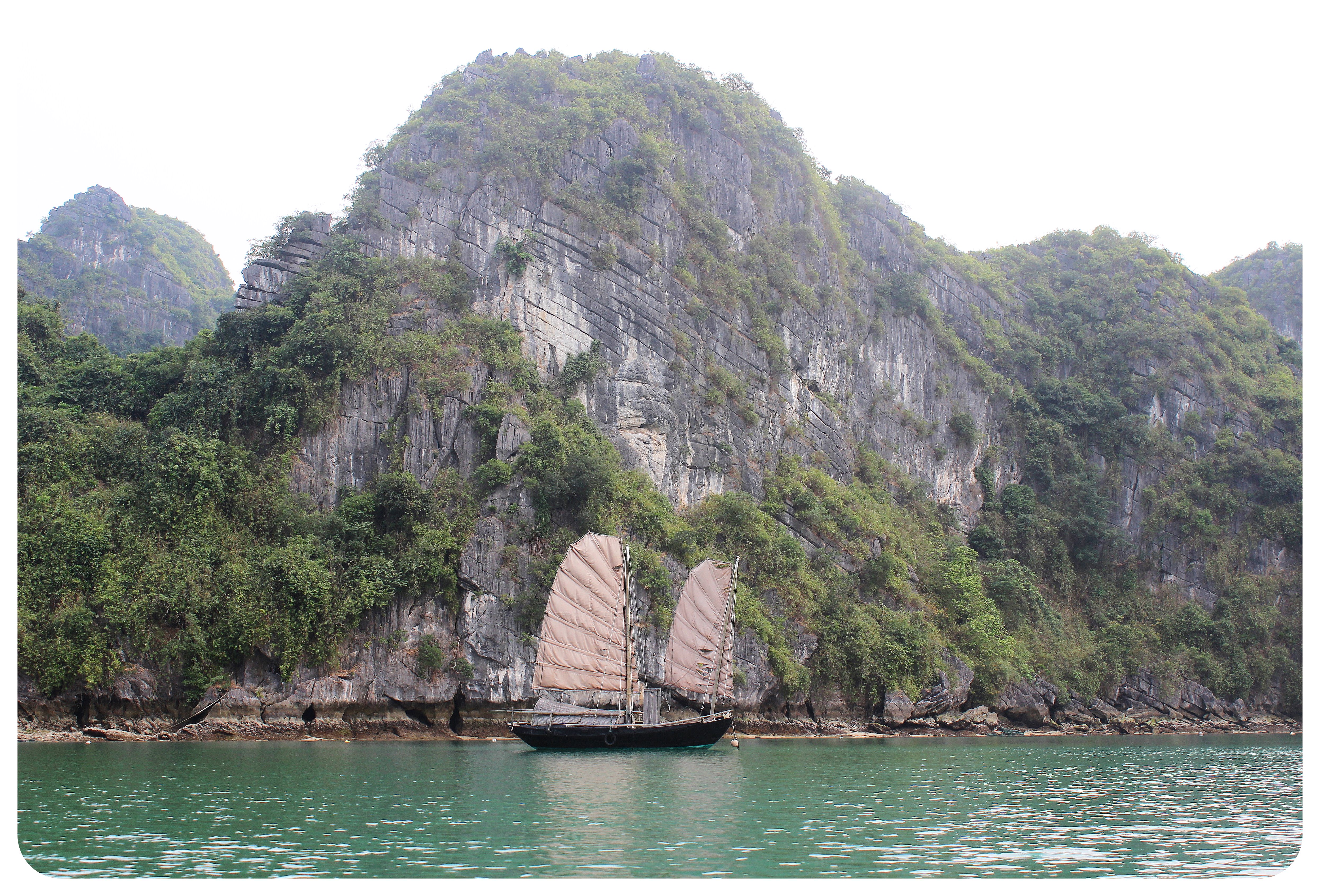 halong bay chinese junk boat
