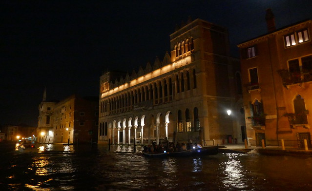 Dans la nuit vénitienne, Canal Grande, Venise, Vénétie, Italie.