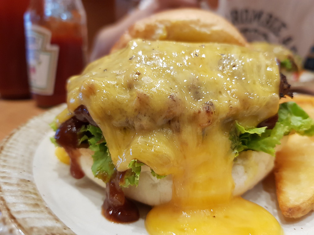 經典牛肉漢堡 Classic Beef Burger rm$17 @ 八 Hachi Bakery Cafe 8 in Sunway Pyramid