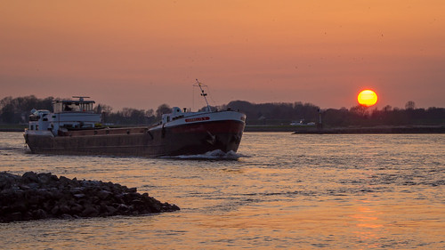 ©matthimaging zaltbommel sunset sony sky boat river waal a77ii ilca77m2 slt sonyalpha tamron tamron18270pzd netherlands nederland