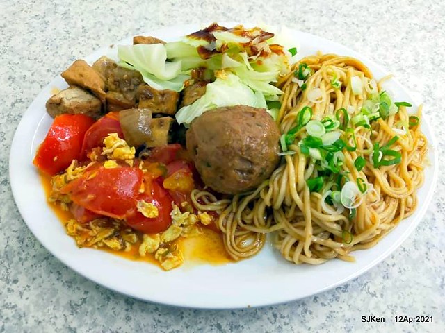 「獅子頭乾麵」( braised pork balls with dry fried noodle & vegetable) at 「老北京雜醬麵」(Dry friend noodle store), Taipei, Taiwan, SJKen, Apr 12, 2021.