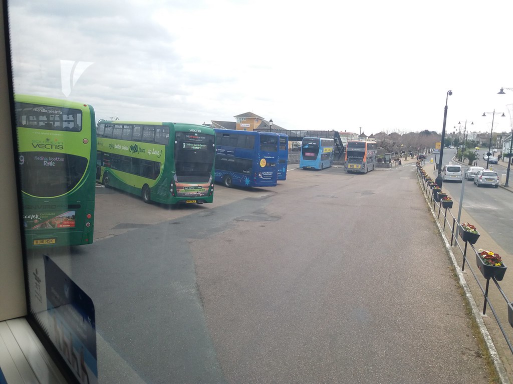 The line-up of buses from left to right is Southern Vectis 1618 HJ16 HSK,   1664 HW67 AJV ,   1228 HF58 KCE, 1129 HF58 KCG and First 33940 YX66 WEH and 36808 YM17 FKA