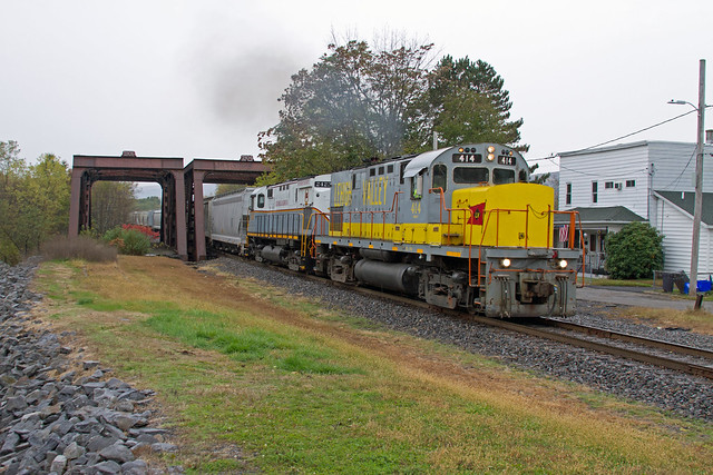 SC-7 heads North though Olyphant with the GVT's Lehigh Valley heritage unit on the point.