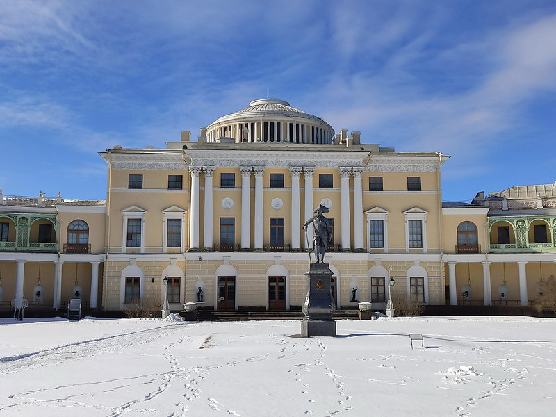 Павловск - Памятник Павлу I на фоне Павловского дворца