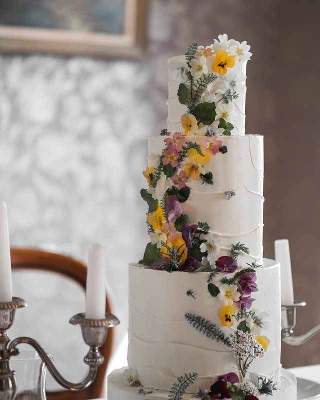 Gâteau de mariage avec glaçage chocolat blanc et décoration de fleurs comestibles, Rêves et Gâteaux