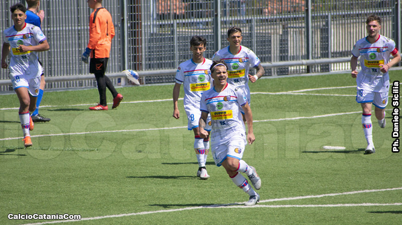 L'attaccante Seby Di Stefano realizza il gol del 2-0 e comanda la classifica dei marcatori con 4 reti 