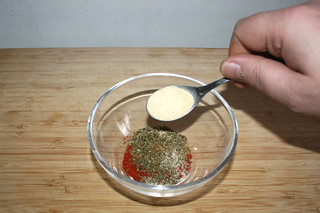 04 - Intersperse garlic powder / Knoblauchpulver einstreuen