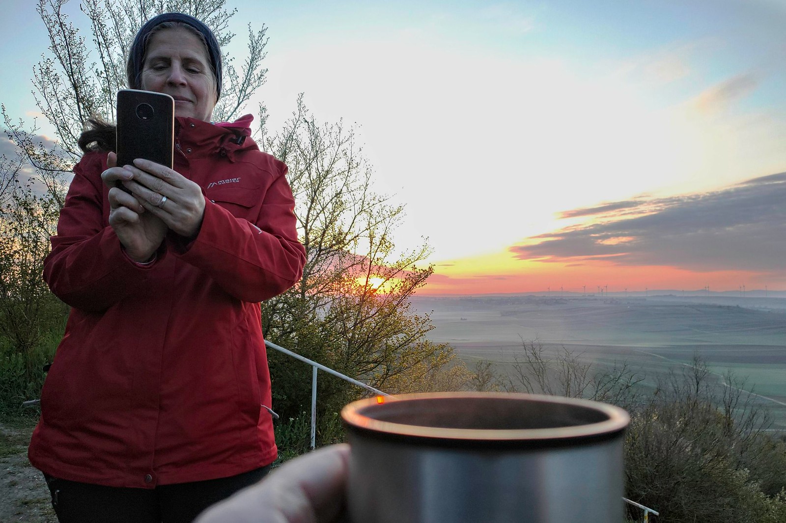 Brotzeit und Kaffee bei Sonnenaufgang auf dem Petersberg