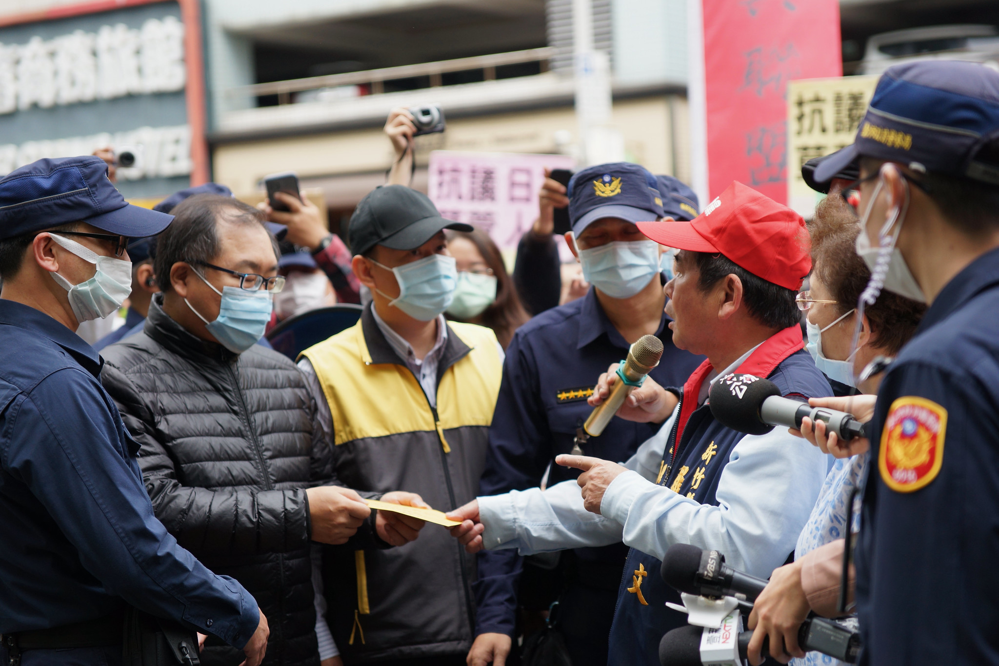 羅美文代表將民團抗議書遞交給日本交流協會代表。（攝影：王顥中）