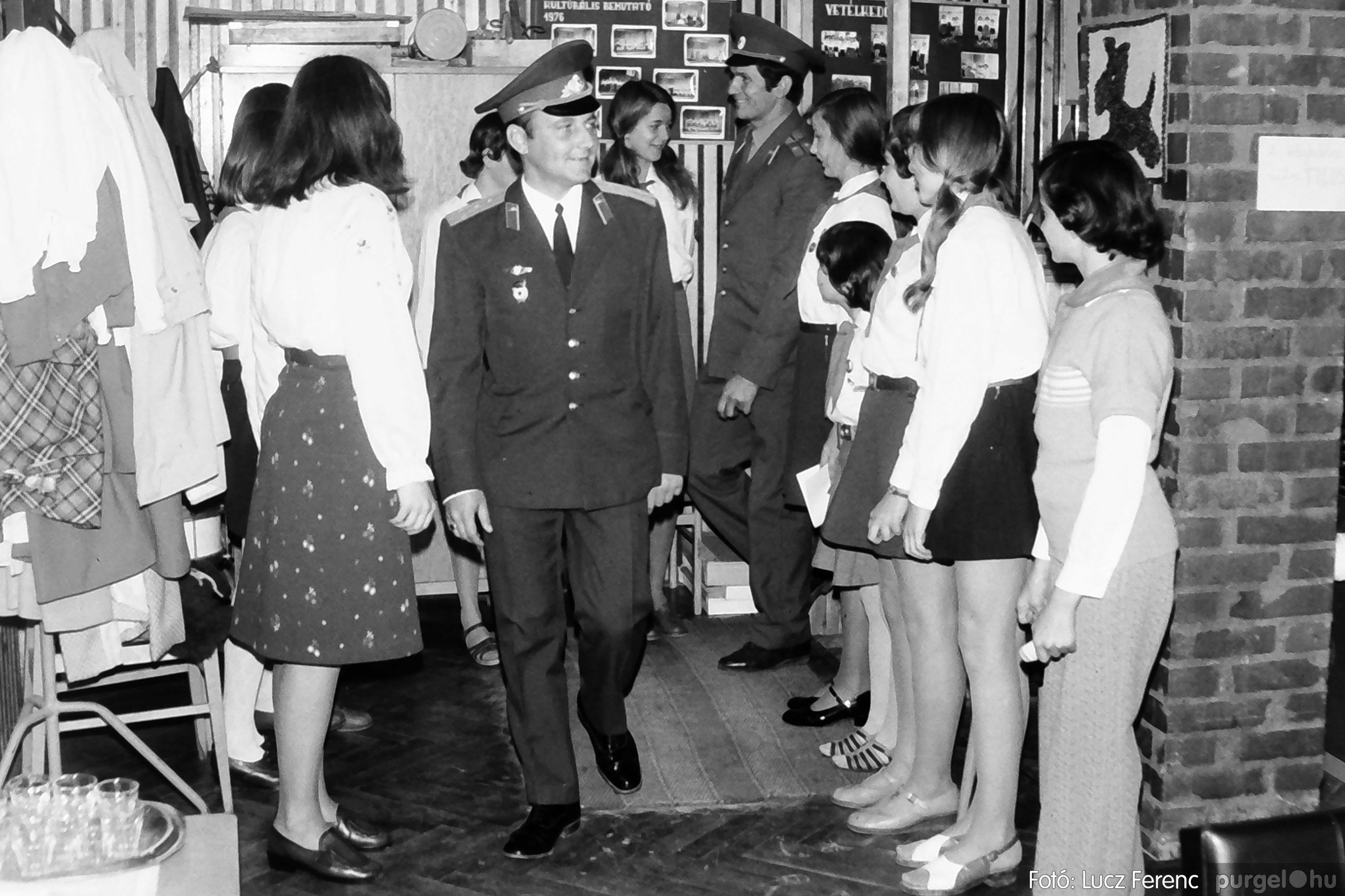 093. 1977. Szovjet katonák látogatása a nagy októberi szocialista forradalom 60. évfordulóján 007. - Fotó： Lucz Ferenc.jpg