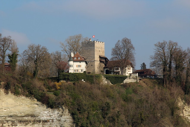 Schloss Petit - Vivy ( Baujahr 13. Jahrhundert - Höhenburg Wasserburg château castle castello ) über dem Schiffenensee in der beim Dorf Barberêche in der Gemeinde Courtepin im Kanton Freiburg - Fribourg der Schweiz