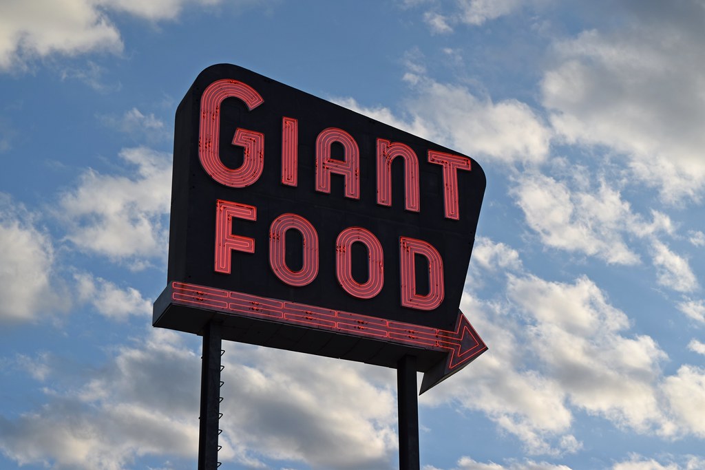 Neon sign at Giant Food in Laurel, Maryland [01]