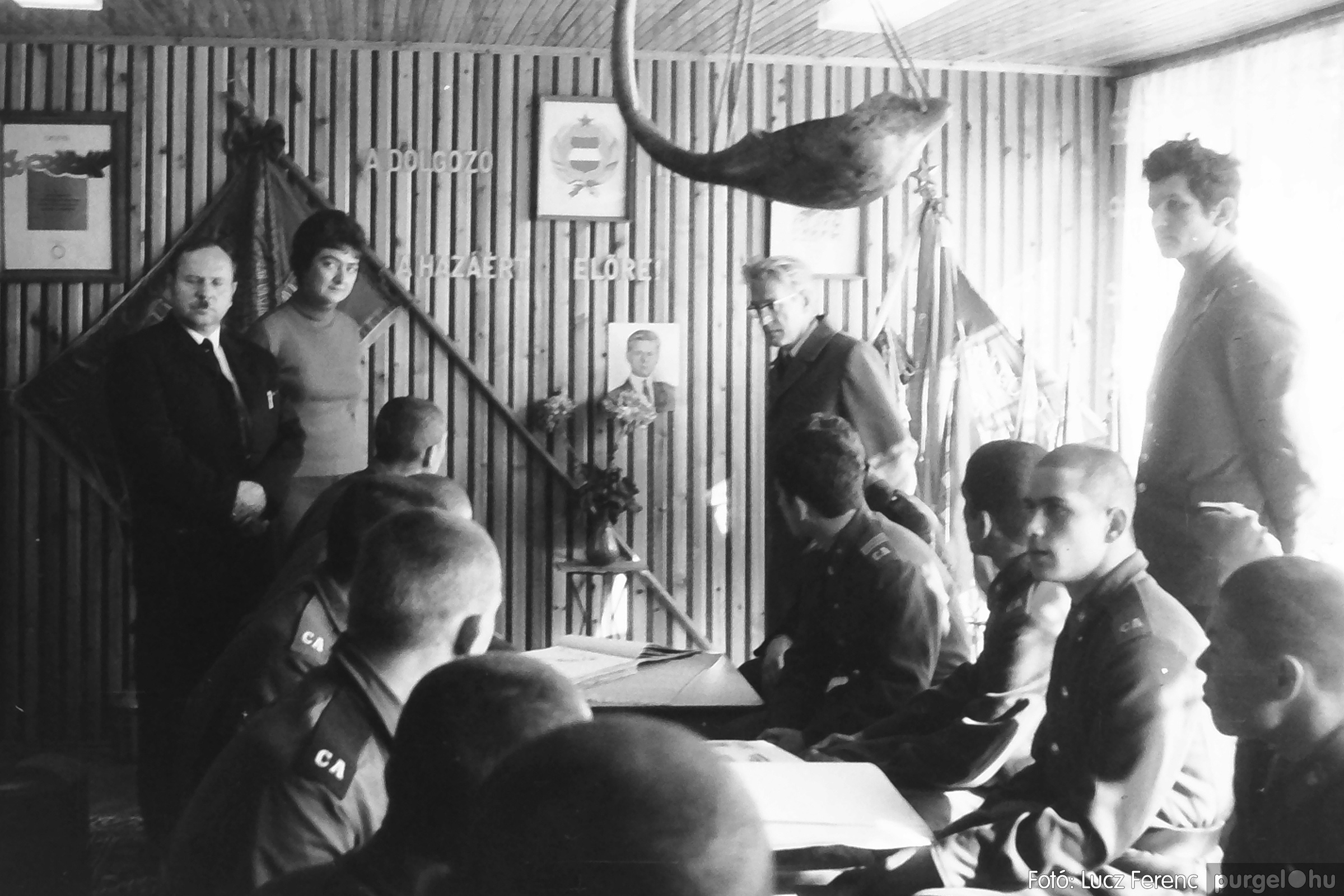 093. 1977. Szovjet katonák látogatása a nagy októberi szocialista forradalom 60. évfordulóján 010. - Fotó： Lucz Ferenc.jpg