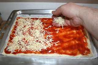12 - Dredge pizza with grated cheese / Pizza mit geriebenen Käse bestreuen