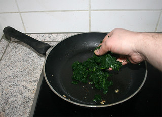 07 - Put squeezed in pan / Ausgedrückten Spinat in Pfanne geben