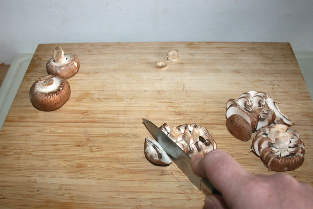 01 - Cut mushrooms in slices / Pilze in Scheiben schneiden