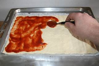 11 - Spread tomato sauce on pizza dough / Pizzateig mit Tomatensauce bestreichen