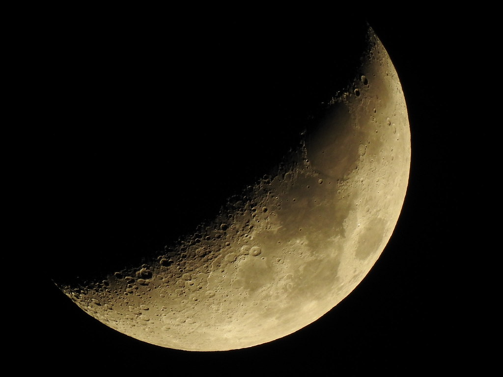 Waxing crescent Moon 28% Visible 6 days Paris 2021 april 18