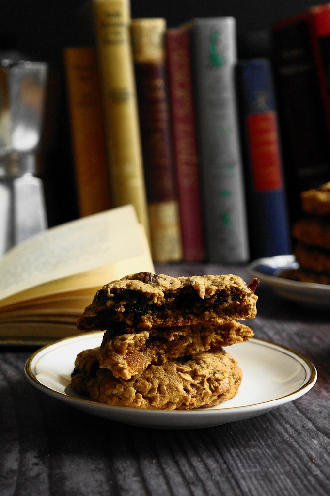 oatmeal cookies with dried fruit (for reading)