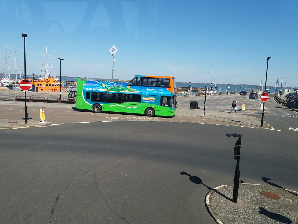 Having completed a route 27 run to Yarmouth, Southern Vectis 1992 GSK 962 (HW52 EPL) turns into the 10:55am Needles Breezer towards Alum Bay