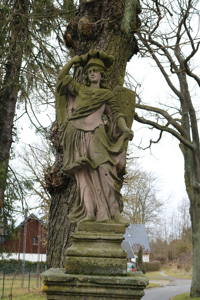 socha Archanděla Michaela ve Třech Sekerách