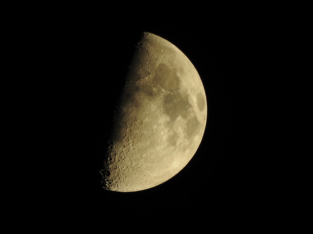 First quarter Moon 8 days 46% visible Paris 2021 april 20