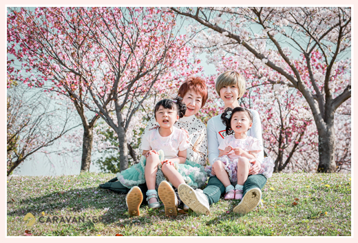 春の公園でロケーション家族写真撮影　桜を背景に