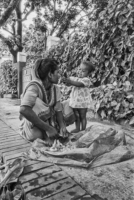 Flower seller with child 5941