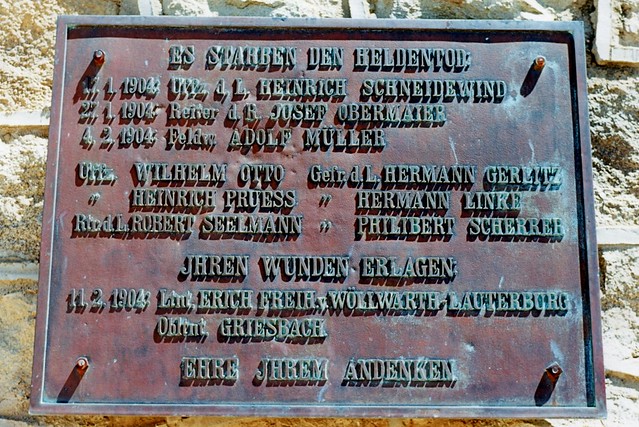 Omaruru: Franke-Turm - Gedenktafel für die Opfer der deutschen Schutztruppe während der Belagerung des Ortes Omaruru im Herero-Aufstand 1904