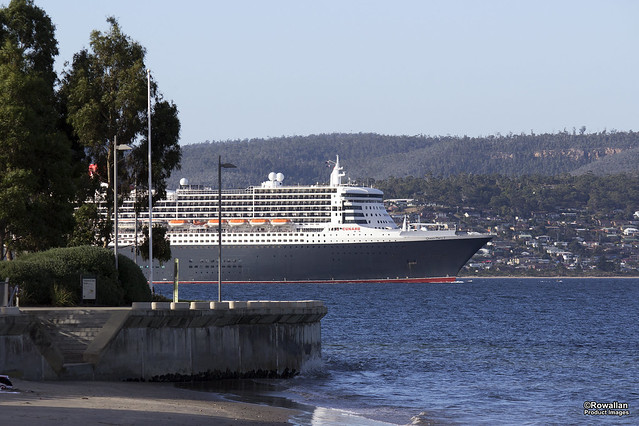 Queen Mary 2 leaving Hobart