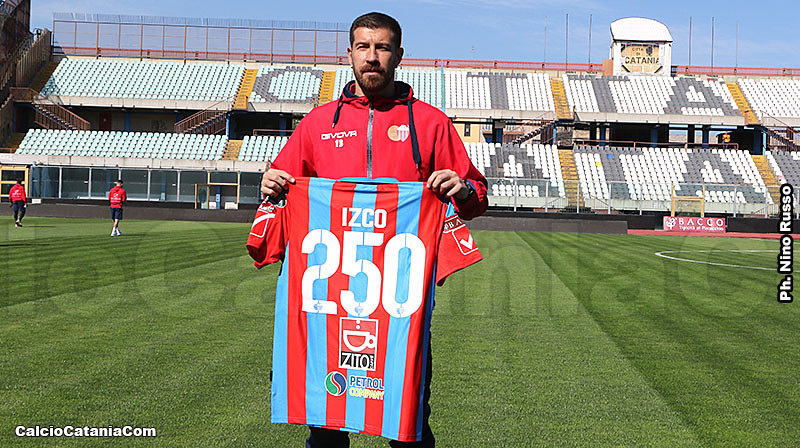 Mariano Izco con la maglia celebrativa del traguardo delle 250 presenze con il Catania