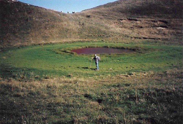 Malga del Monte Jouf - Laghetto rosso (7 ott 1995) Cambio colore delle alghe! Tutta la zona verde era ricoperta d'acqua quando c'erano le mucche al pascolo.