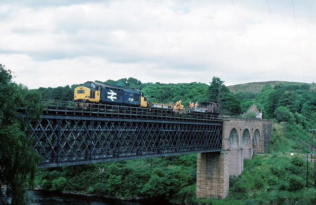 37261 (D6961) Caithness on PW duty crosses the Kyle of Sutherland on Invershin viaduct on the Far North line 10-07-1988