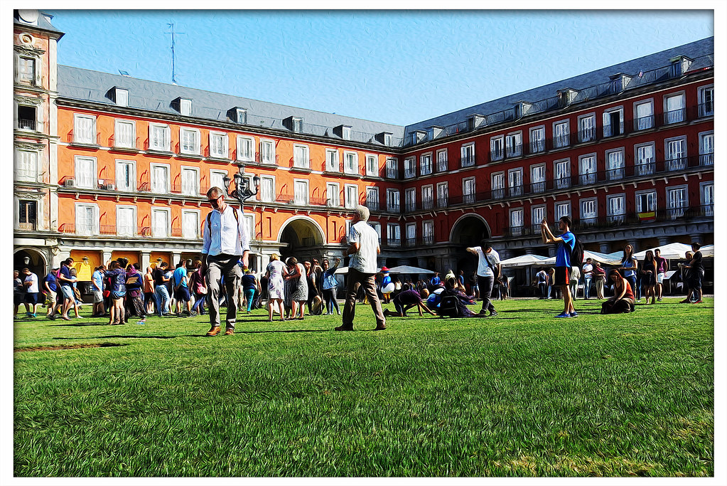 Madrid: Plaza Mayor con césped