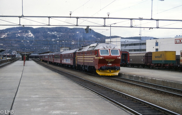 Departure of train 451 with Di4.653