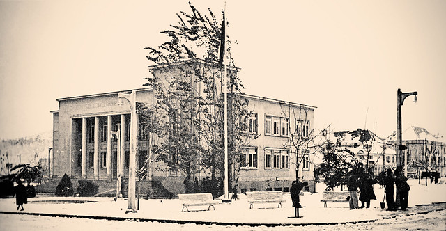 Cuando nevaba en Santiago así se veía edificio de la Municipalidad de Las Condes, en su frente hay una fuente de agua, foto de 1948
