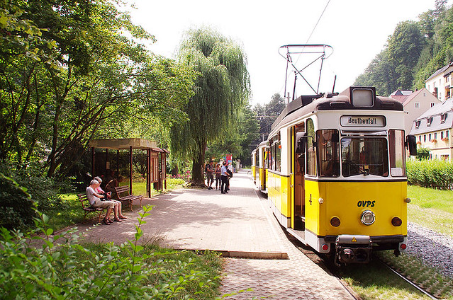 Der Wagen 4 der Kirnitzschtalbahn in Bad Schandau an der Haltestelle Stadtpark