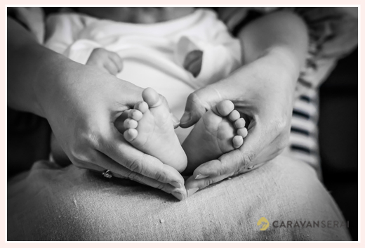 赤ちゃんの足でハーと形を作る