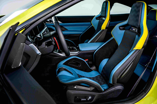 [新聞照片四]BMW M3與M4 Competition Racing Package搭載首次推出的「M專屬碳纖維賽車桶型座椅」，搭配大面積碳纖維材質大幅減輕9.6公斤，兼顧輕量與堅韌的全新設計。