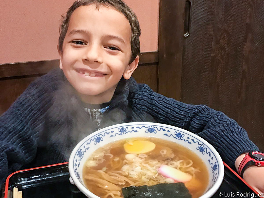 Los niños también disfrutan del ramen, como Eric (Yamashiro Onsen, Ishikawa)