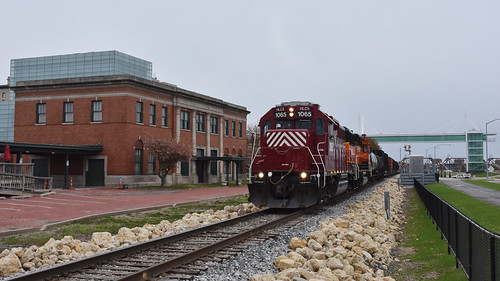 Davenport Depot | HLCX 1056 leads BN Rock South through Dave… | Flickr