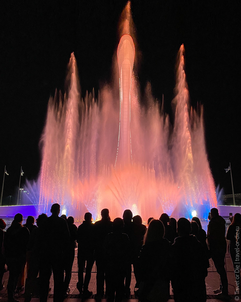 Шоу фонтанов спб. Сочи парк фонтан. Шоу фонтанов Олимпийский парк Сочи. Фонтан Адлер Олимпийский парк. Сочи парк Поющие фонтаны.
