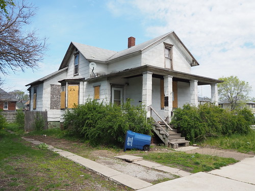 Condemned building at 716 E 11th Street