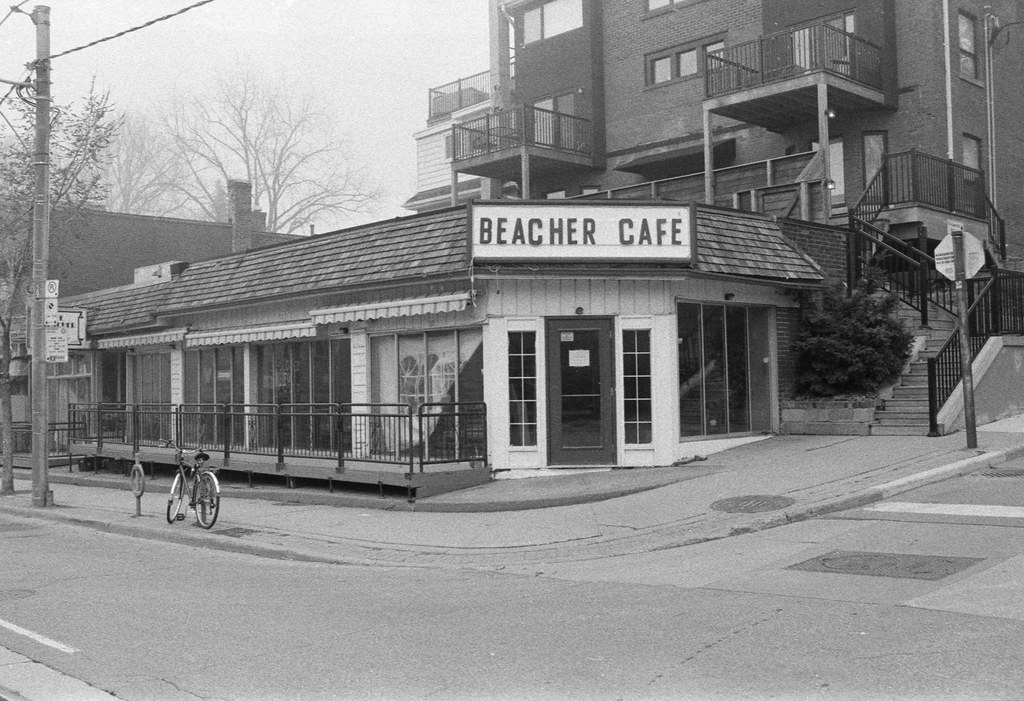 Bearcher Cafe No Traffic_