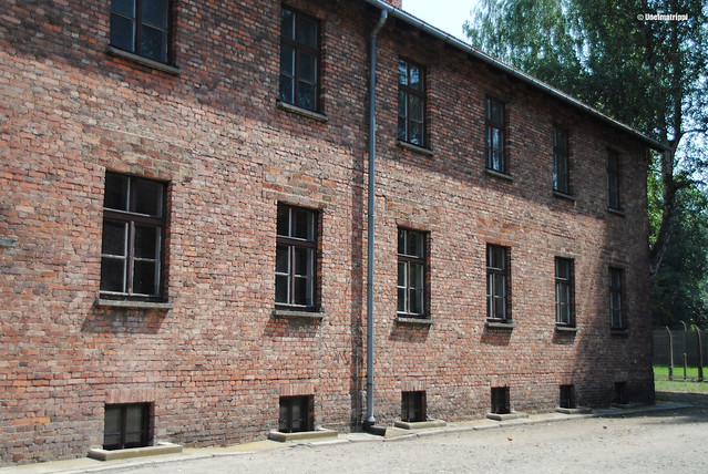 Punatiilinen rakennus Auschwitzissa