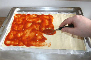09 - Spread pizza sauce on dough / Teig mit Pizzasauce bestreichen