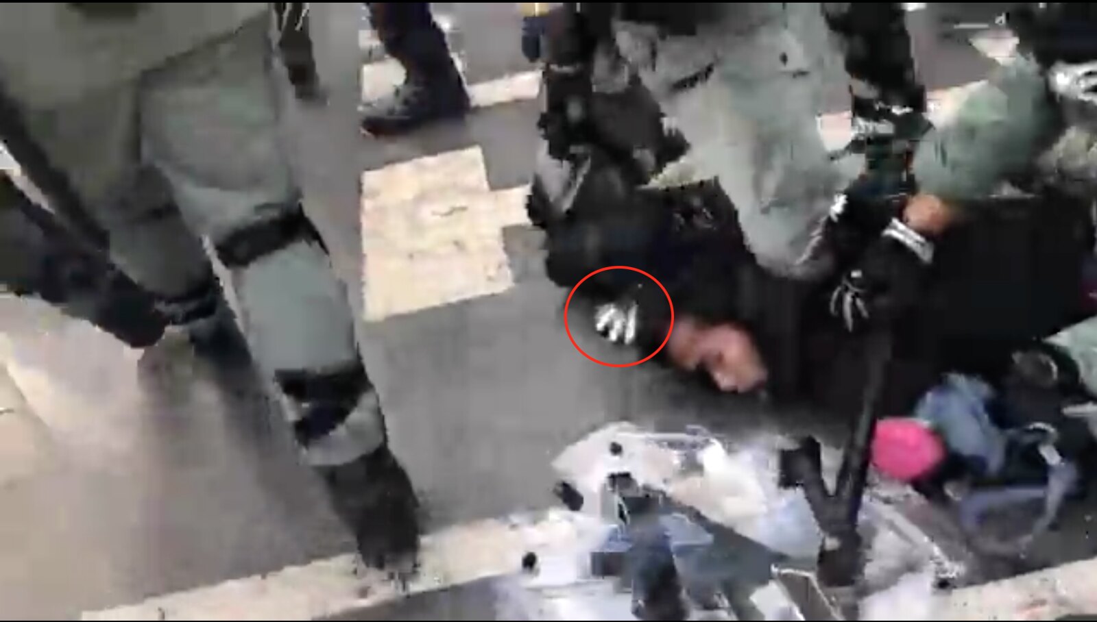 張俊浩被制服時，右邊地上有一手套，張不肯定是否自己戴着。（立場新聞直播截圖）