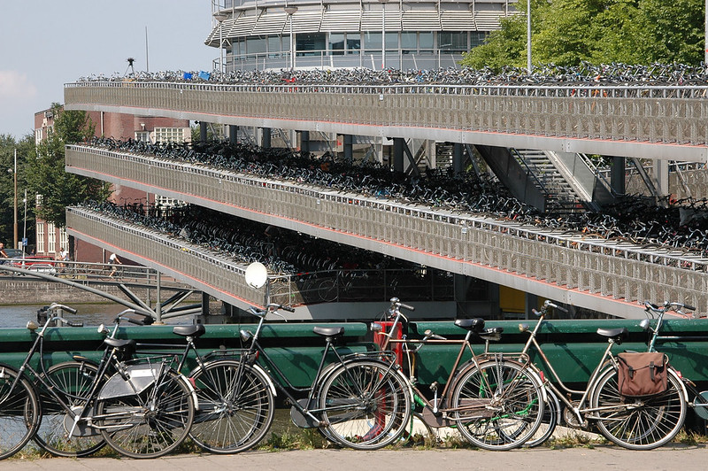 Amsterdão: Mais bicicletas do que capacetes