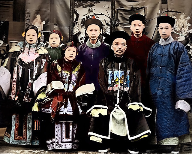 China-Family photos of officials in the Qing Dynasty